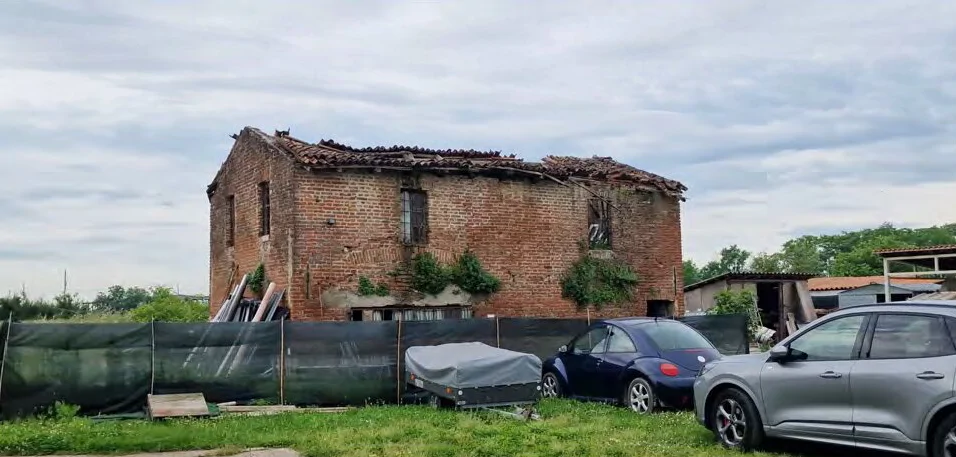 Abitazione con portico e deposito collabente in Caorso