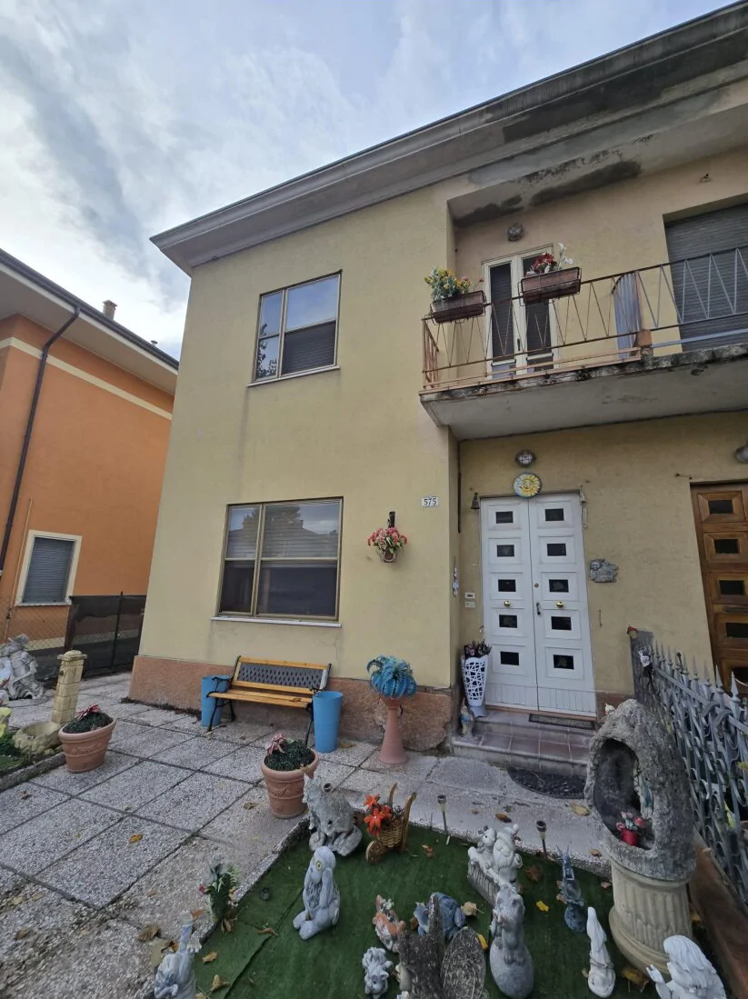 Appartamento bifamiliare con garage e corte a Rimini