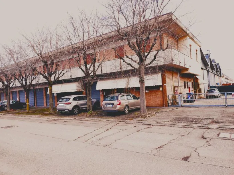 Complesso commerciale su due livelli in Via Aldrovandi