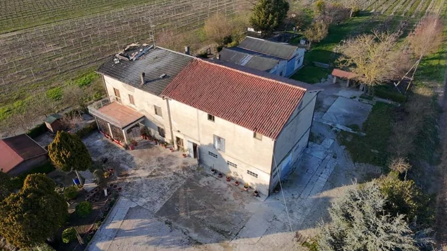 Piena proprietà di fabbricato rurale con abitazione, depositi, autorimessa e terreno agricolo