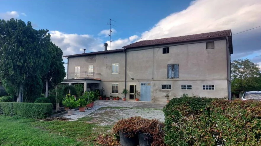 Piena proprietà di fabbricato rurale con abitazione, depositi, autorimessa e terreno agricolo
