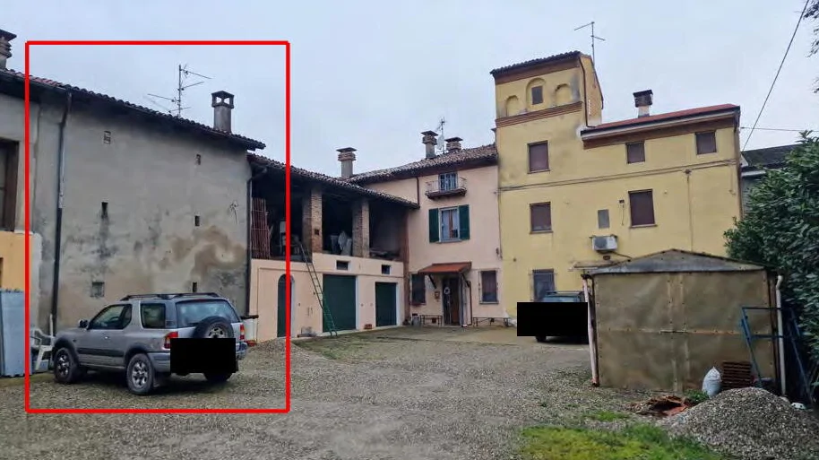 Porzione di rustico con area cortilizia in Caorso