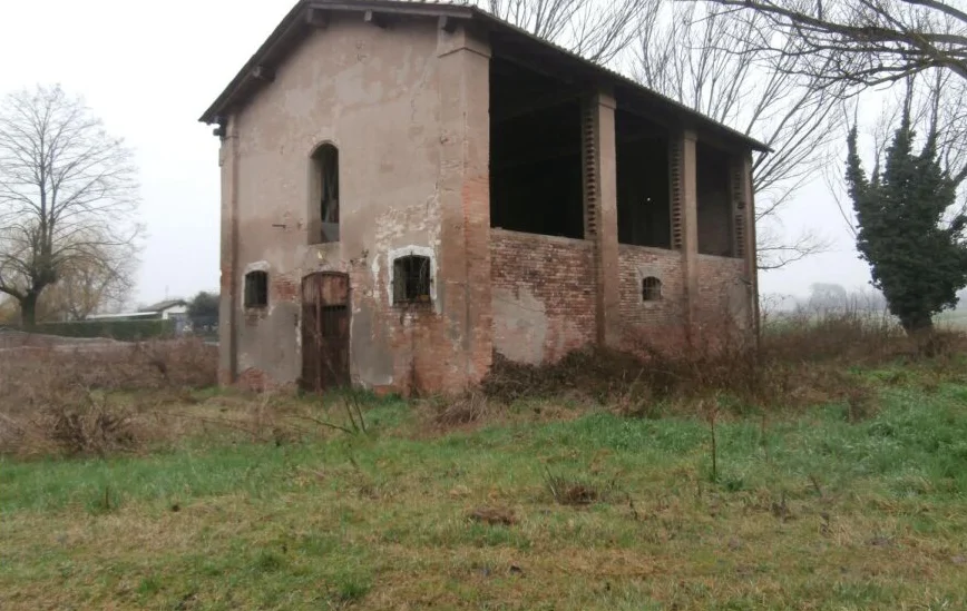 Ex stalla e magazzino collabenti con terreni a Malalbergo