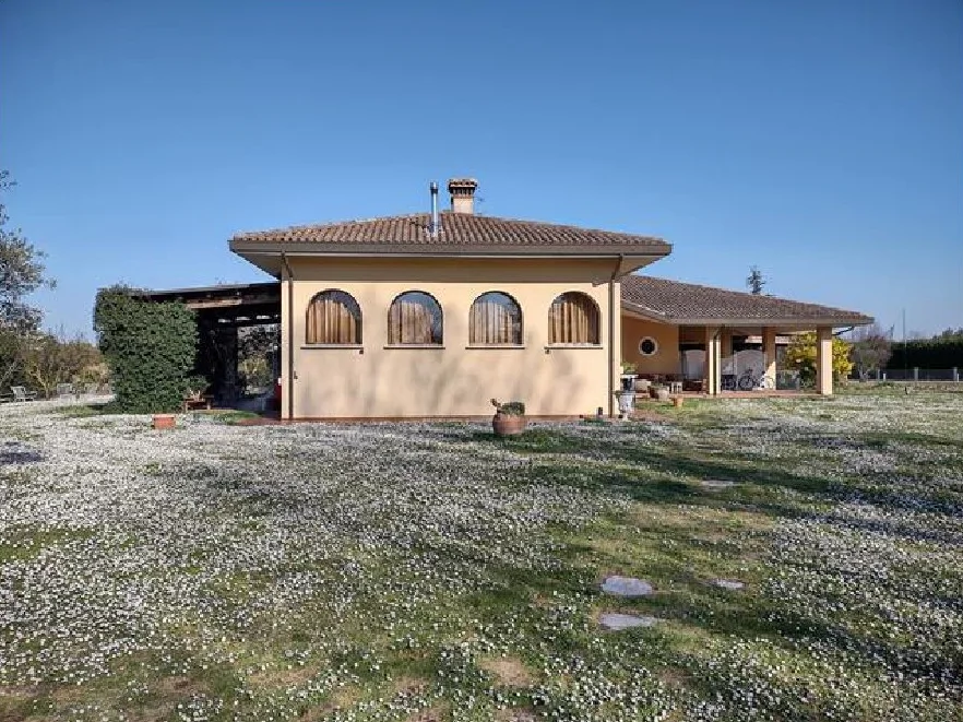 Villa bifamiliare con corte esclusiva e terreno agricolo