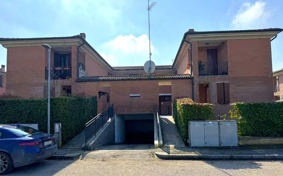 Appartamento al piano terra con autorimessa, cantina, giardino e corte esclusivi in Medicina