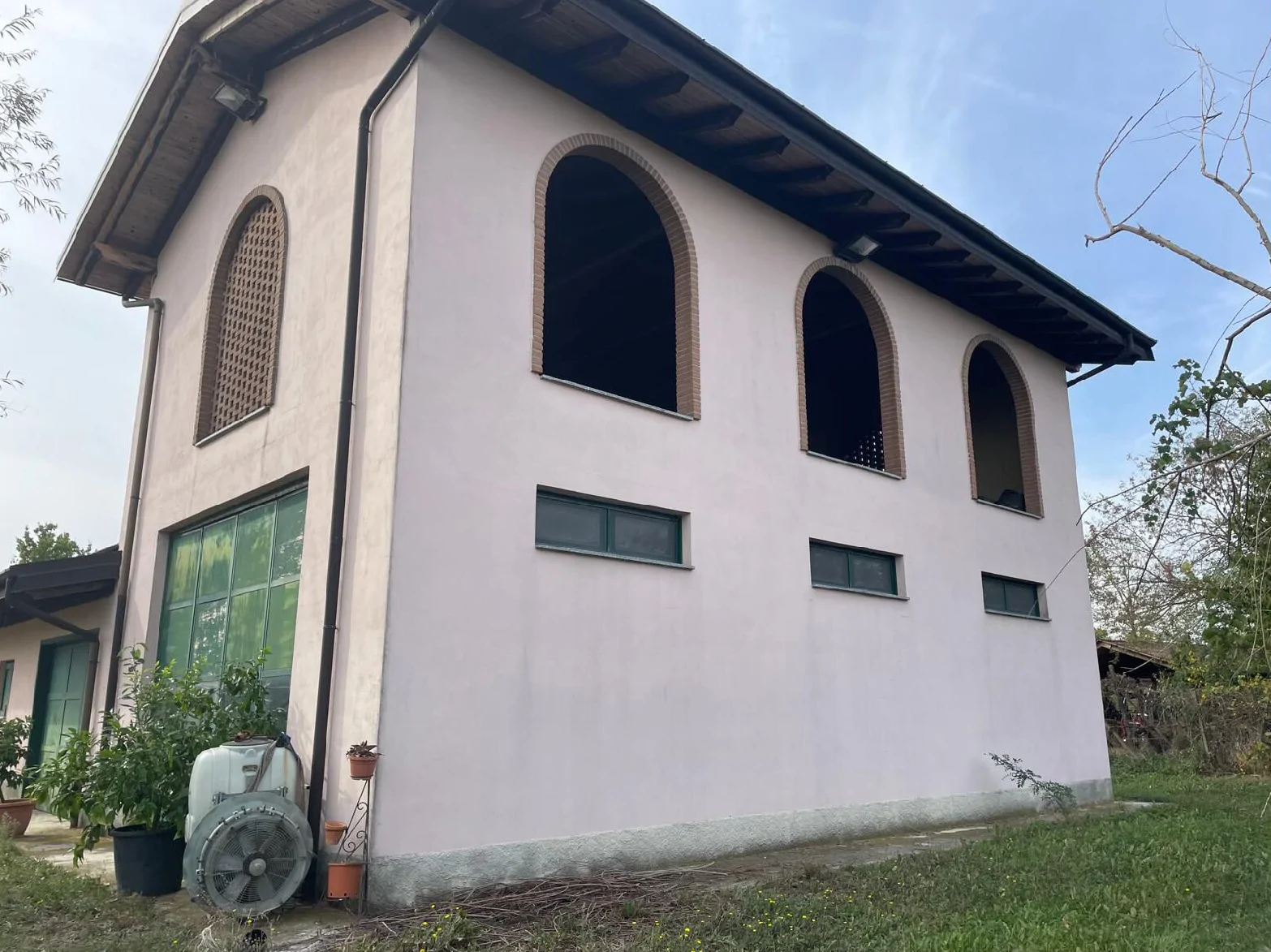 Compendio immobiliare con casa signorile, villa, box, tettoie e terreni agricoli