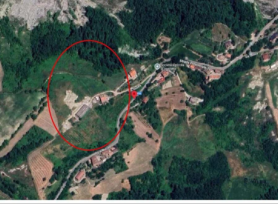 Compendio rurale con fabbricati crollati e podere