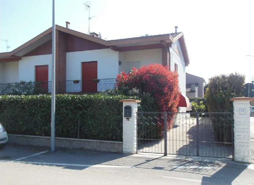 Villetta bifamiliare su due piani con corte comune