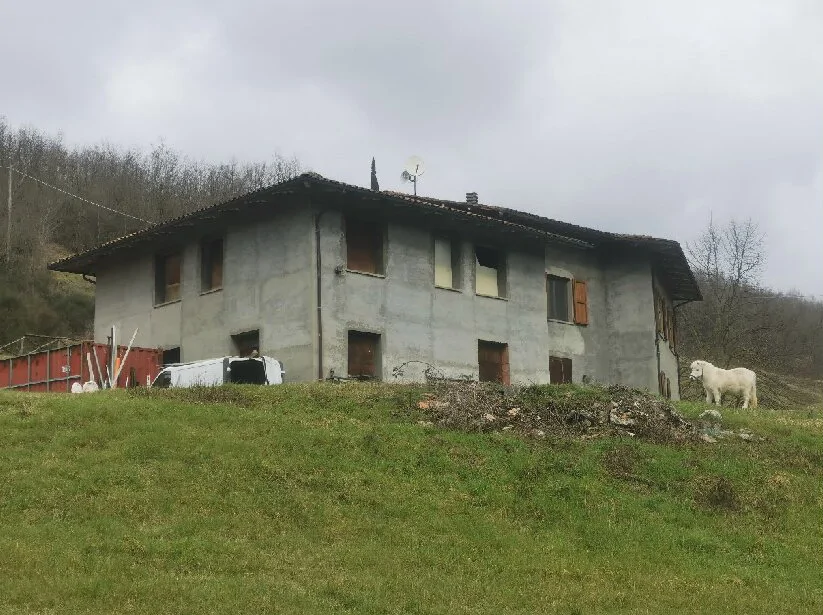 Compendio immobiliare con abitazioni, autorimesse e terreni a Pianoro