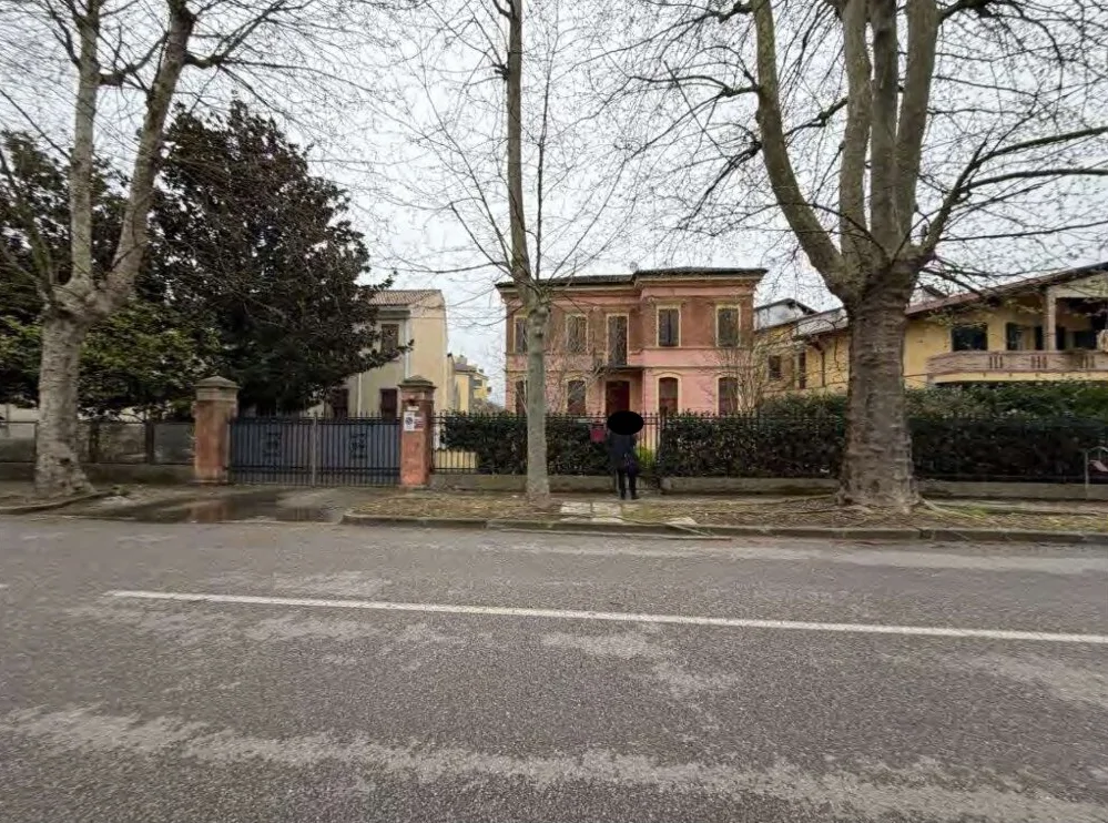 Nuda proprietà di fabbricato residenziale su quattro piani con corte, autorimessa e sgombero