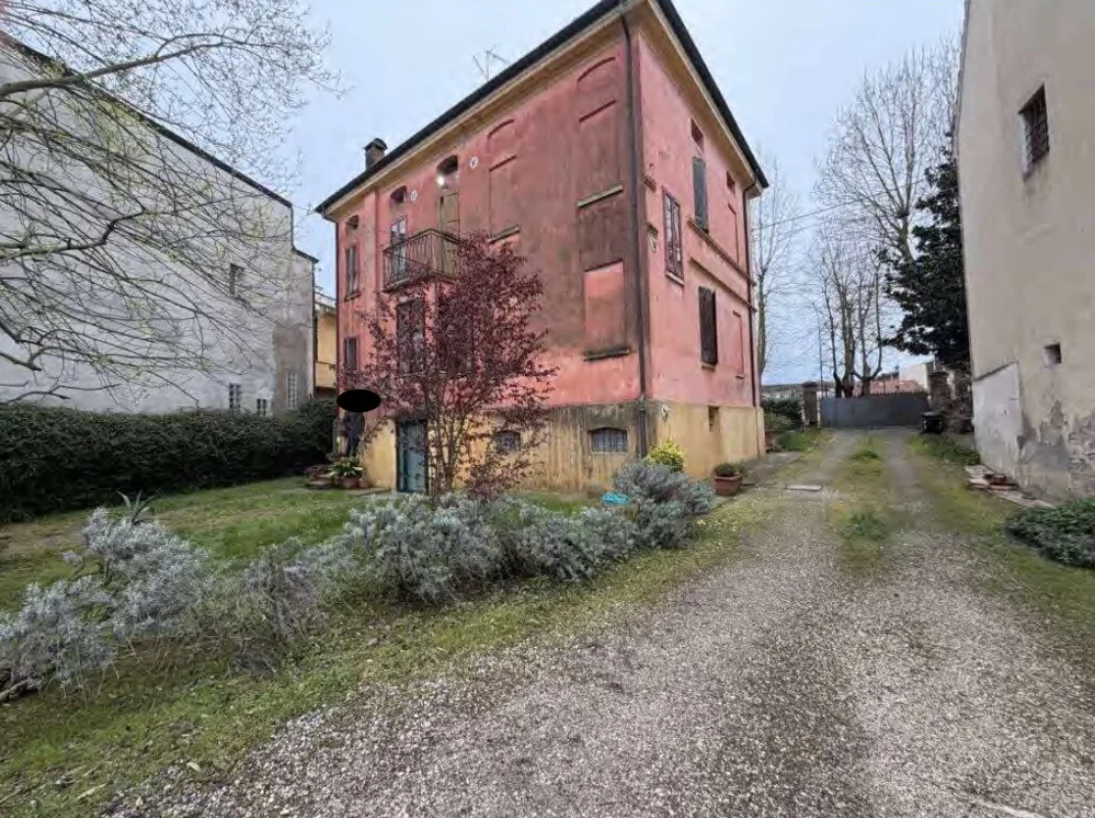 Nuda proprietà di fabbricato residenziale su quattro piani con corte, autorimessa e sgombero