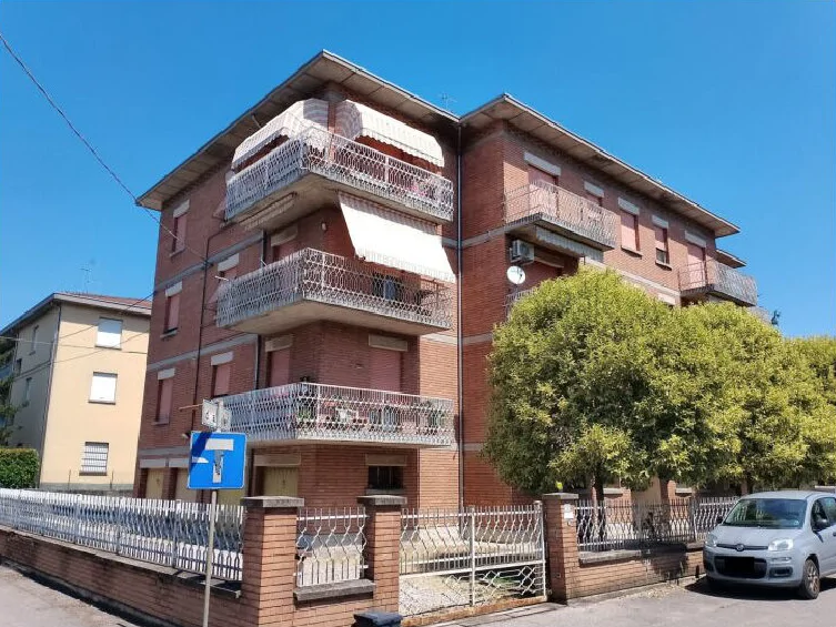 Appartamento al piano primo con cantina e autorimessa in Fabbrico
