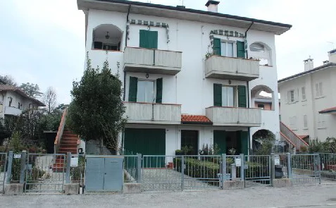 Appartamento bifamiliare con autorimessa e corte esclusiva