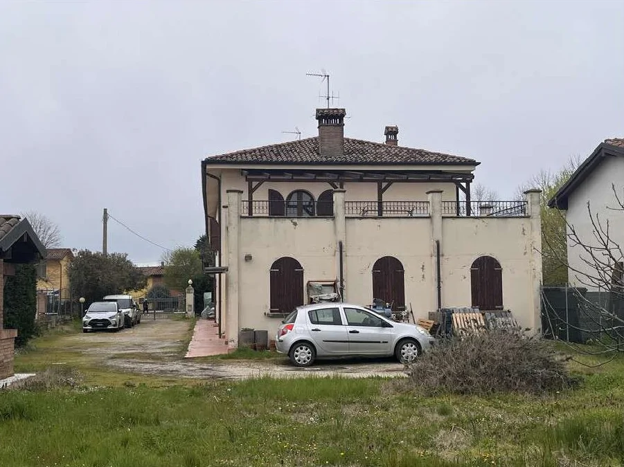 Porzione di fabbricato bifamiliare con magazzino in Granarolo dell'Emilia