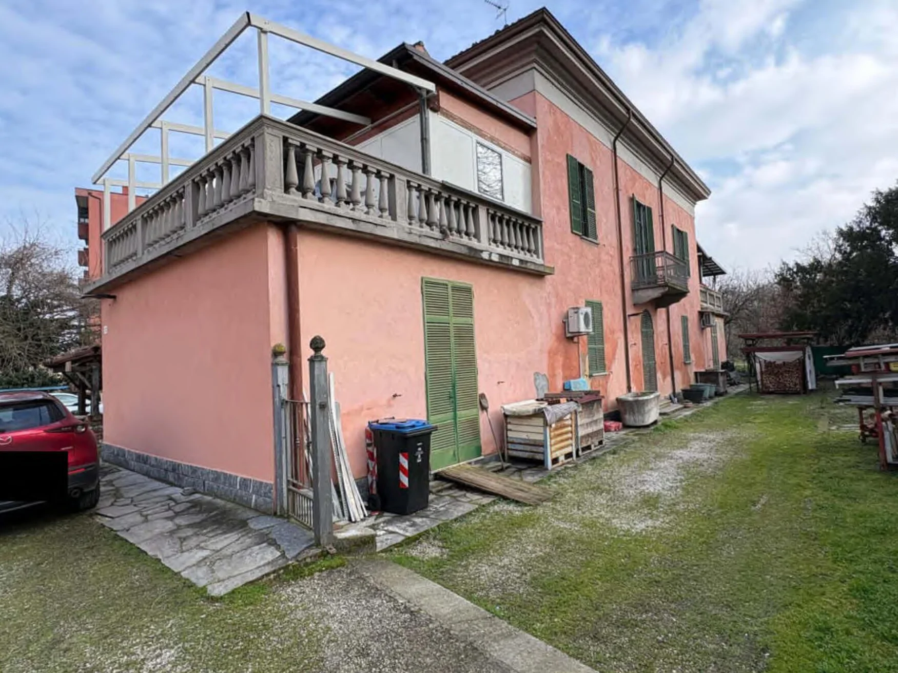Fabbricato residenziale con area cortilizia a Piacenza