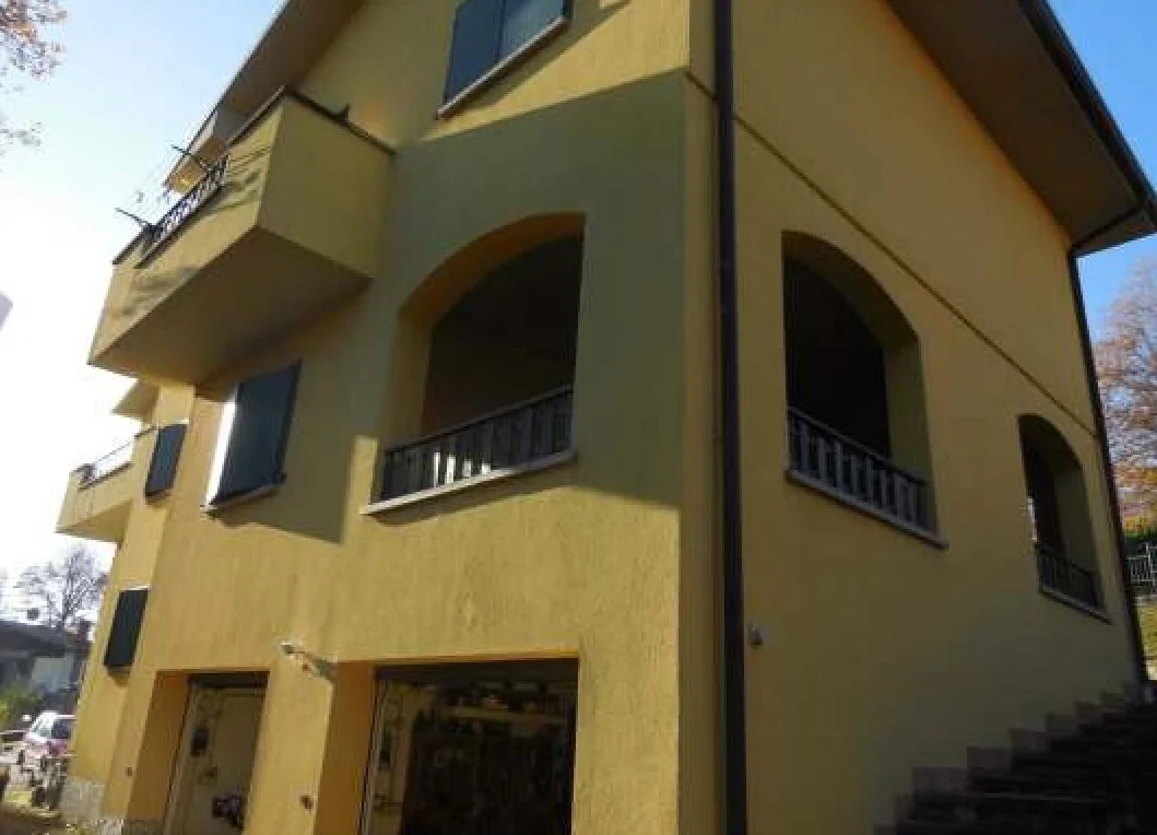 Villa bifamiliare con tre autorimesse e corte a Loiano