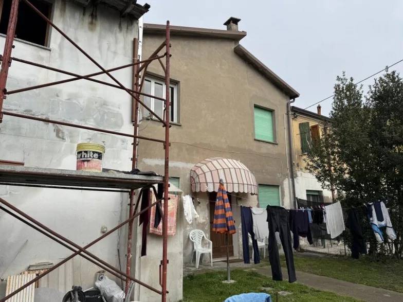 Abitazione economica con garage e magazzino in Goro