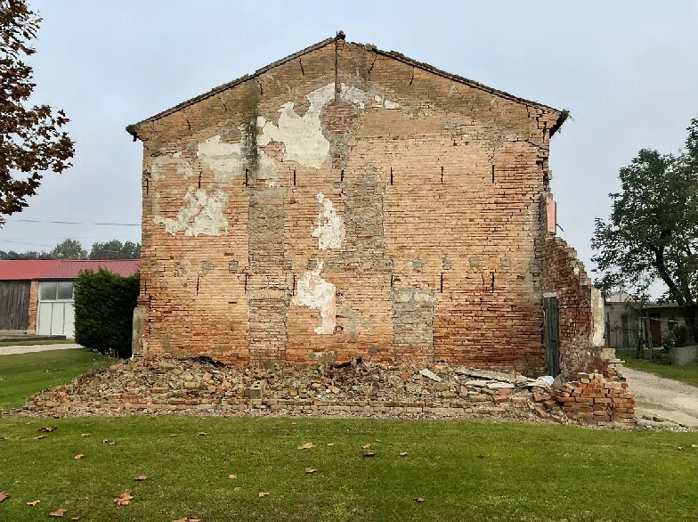 Abitazione con corte esclusiva e pro servizio, parzialmente demoliti e crollati, in Codigoro (FE)