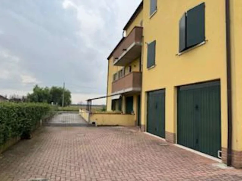 Abitazione al piano secondo con garage al piano terra in Ferrara