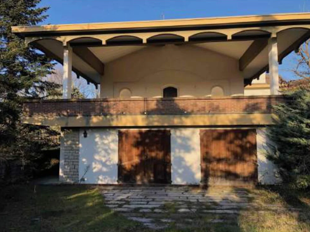 Complesso immobiliare con villa, piscina e campi sportivi