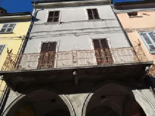 Porzione di fabbricato con ristorante e due abitazioni in Cortemaggiore