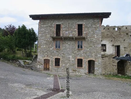 Fondo rustico con terreni e fabbricati a Bettola