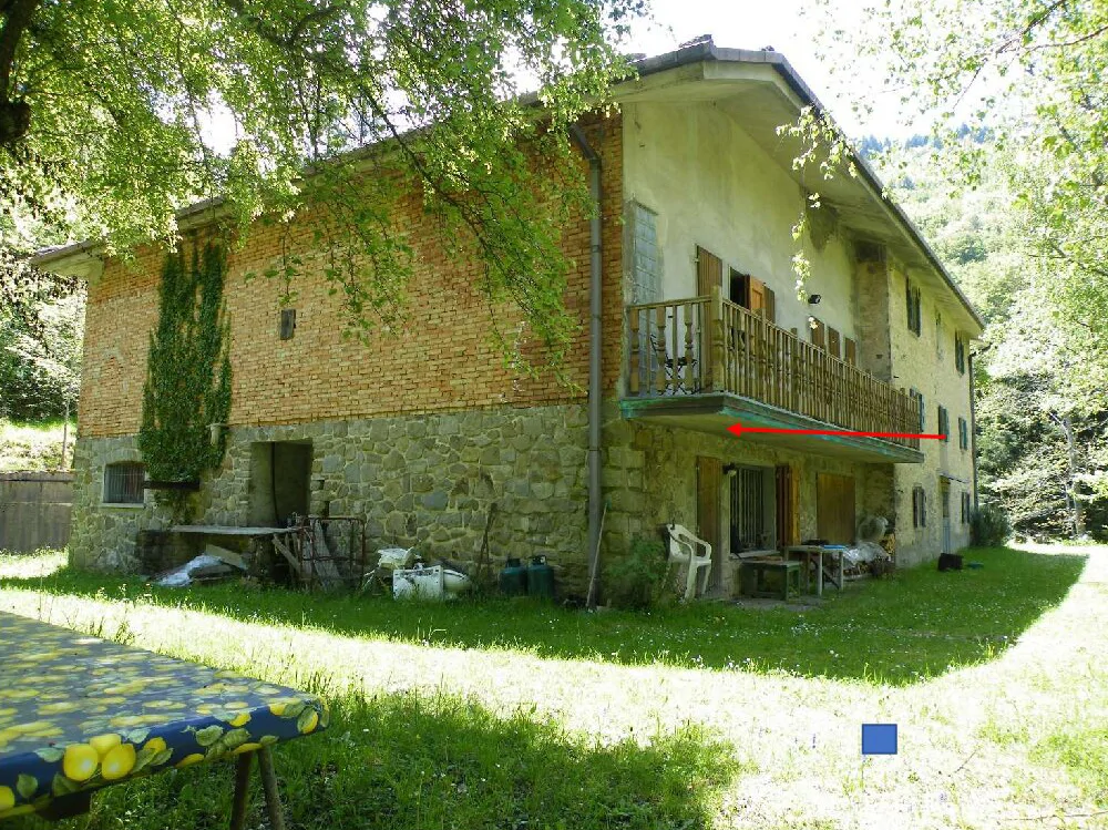 Compendio immobiliare con due abitazioni, autorimessa e terreni