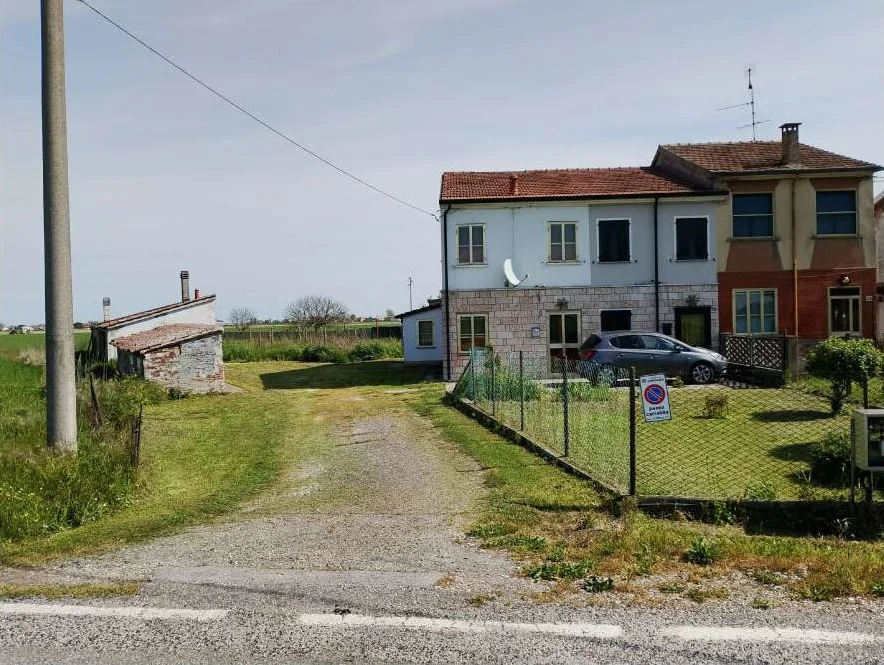 Abitazione con ripostigli e garage in Copparo