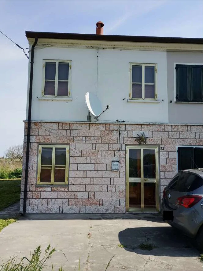 Abitazione con ripostigli e garage in Copparo