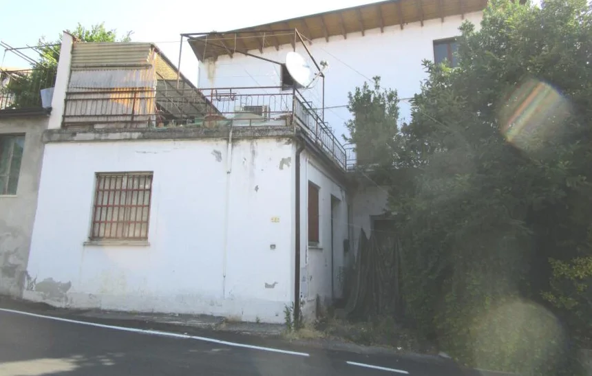 Casa indipendente su due livelli con autorimessa a Ziano Piacentino