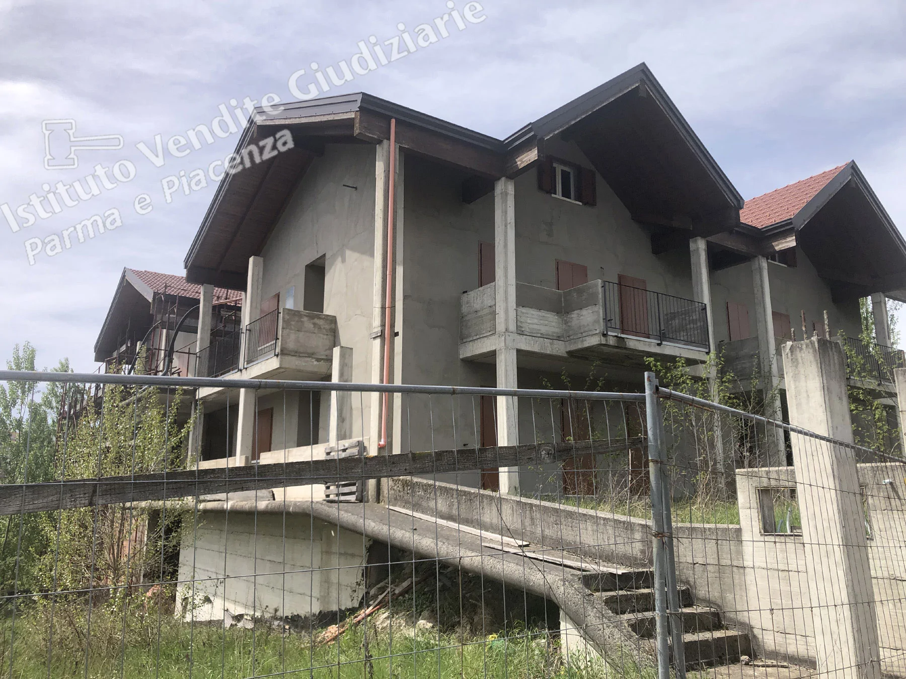 Palazzina in costruzione con tre alloggi, sottotetto e otto rimesse