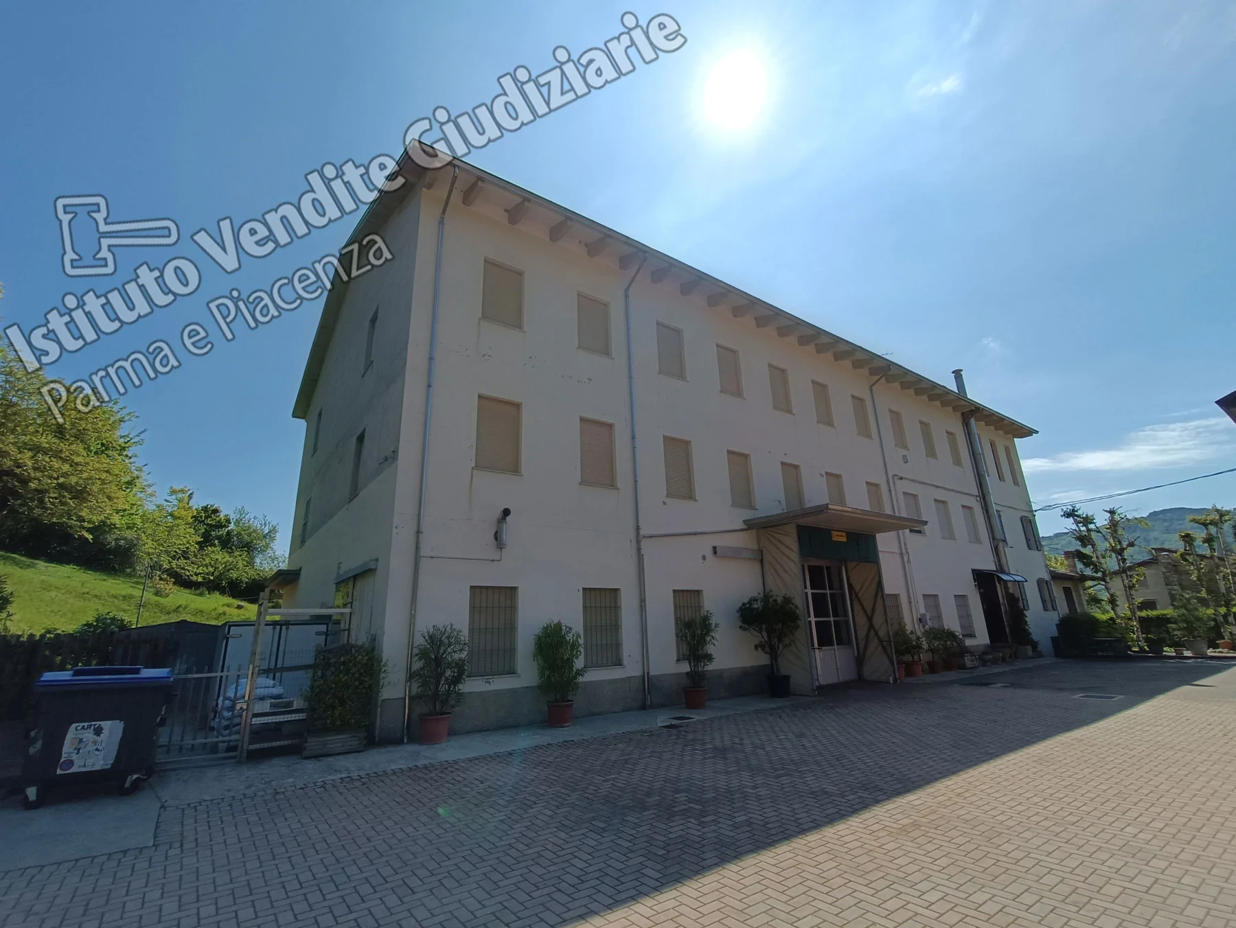 Complesso produttivo per stagionatura prosciutti con terreni e beni mobili
