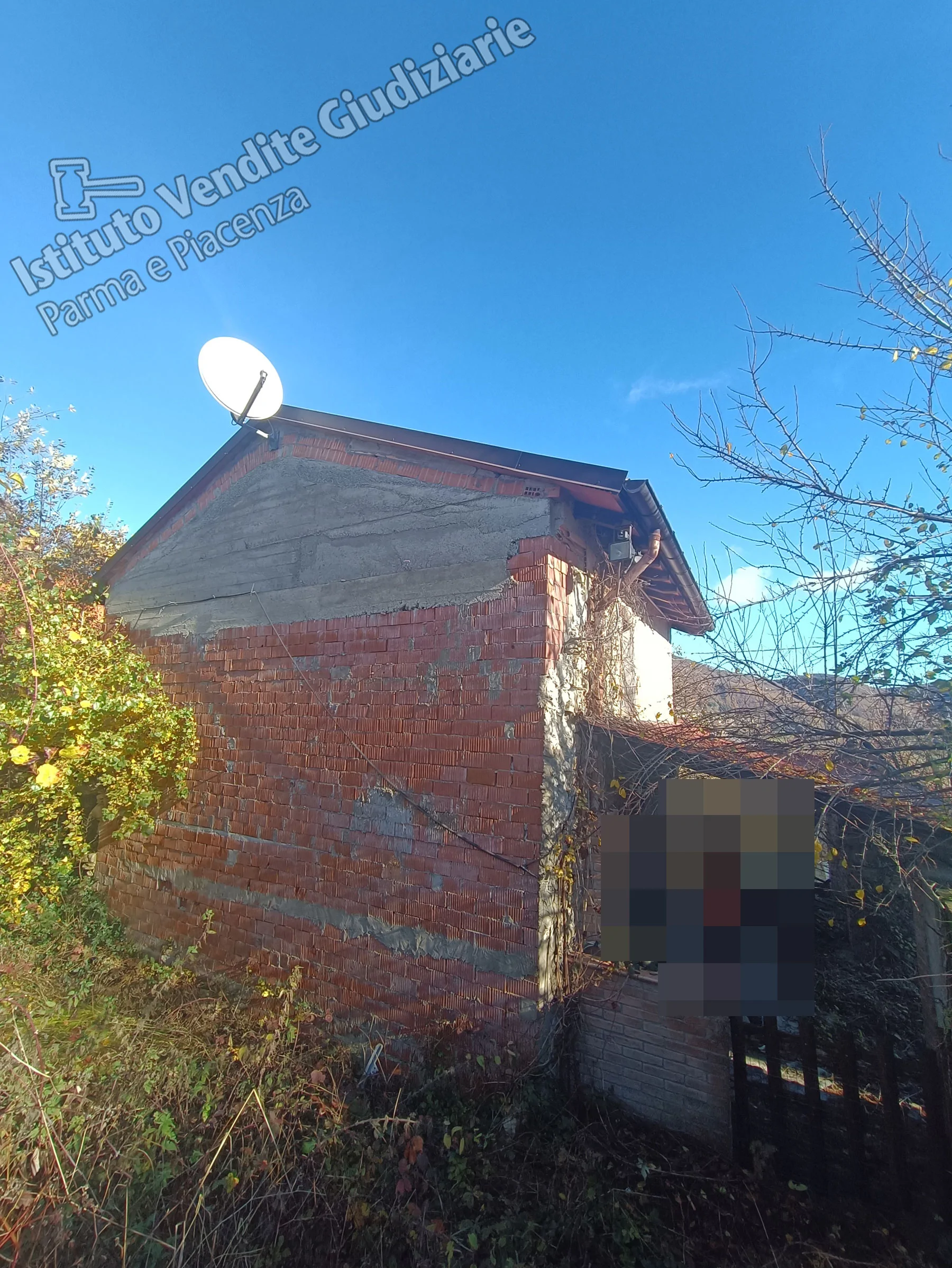 Villino con fabbricato collabente in aderenza a Tizzano Val Parma