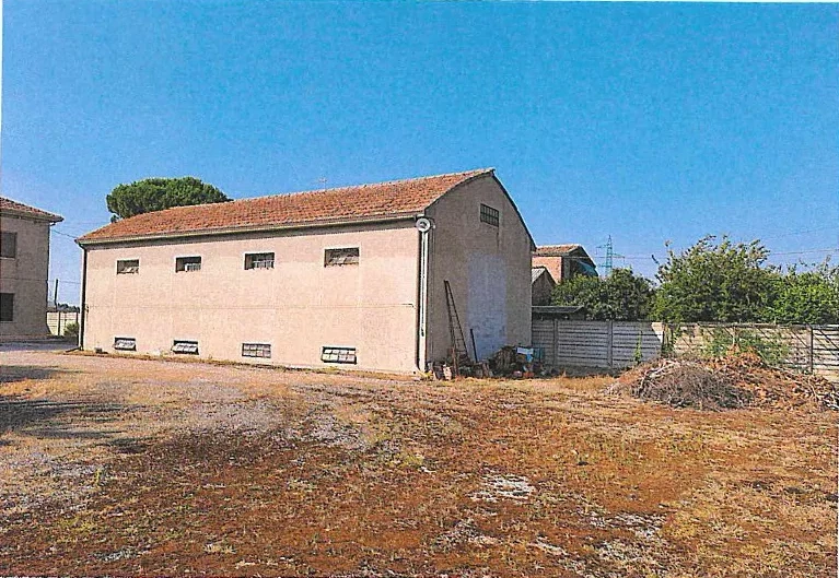 Complesso immobiliare residenziale con magazzino e corte a Riva del Po
