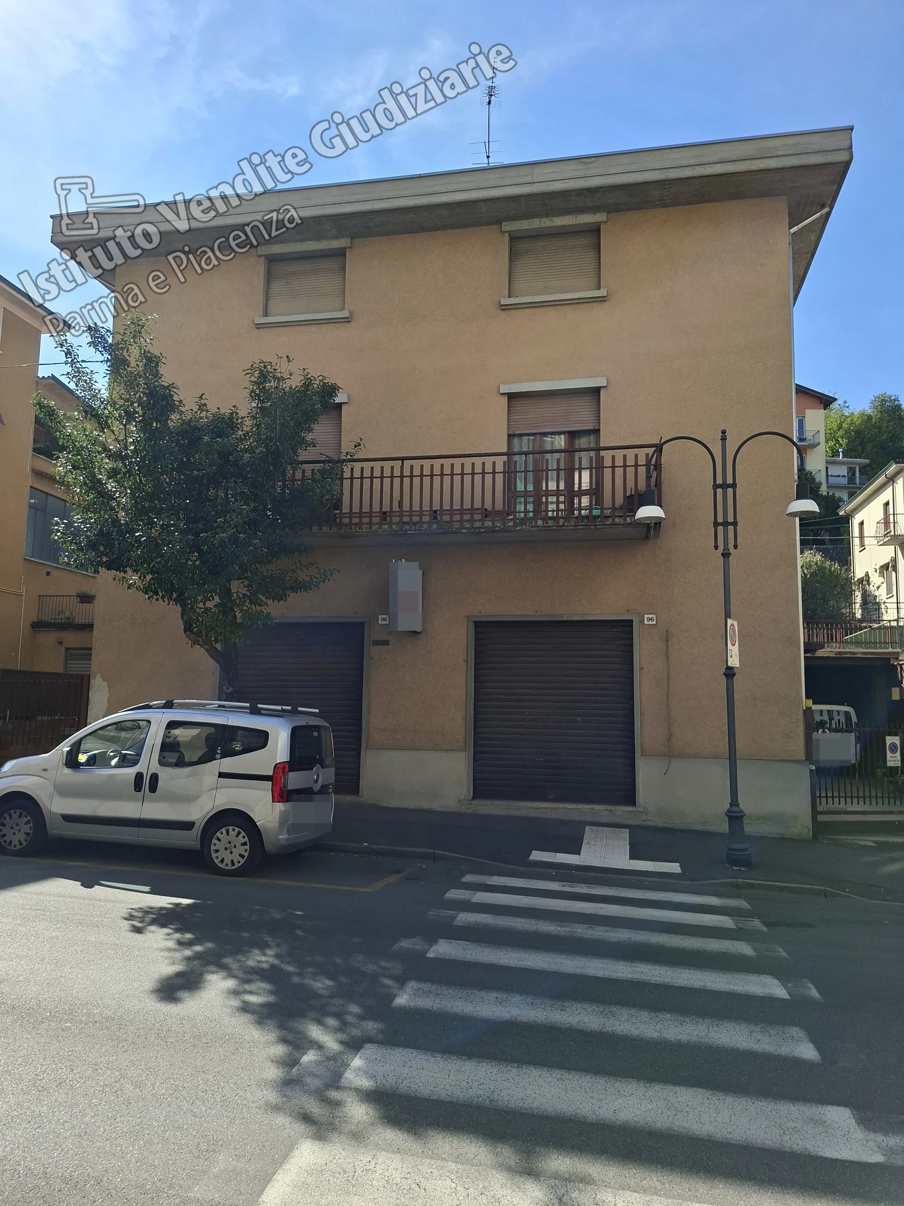 Edificio misto residenziale e commerciale con cortile a Salsomaggiore Terme - 001