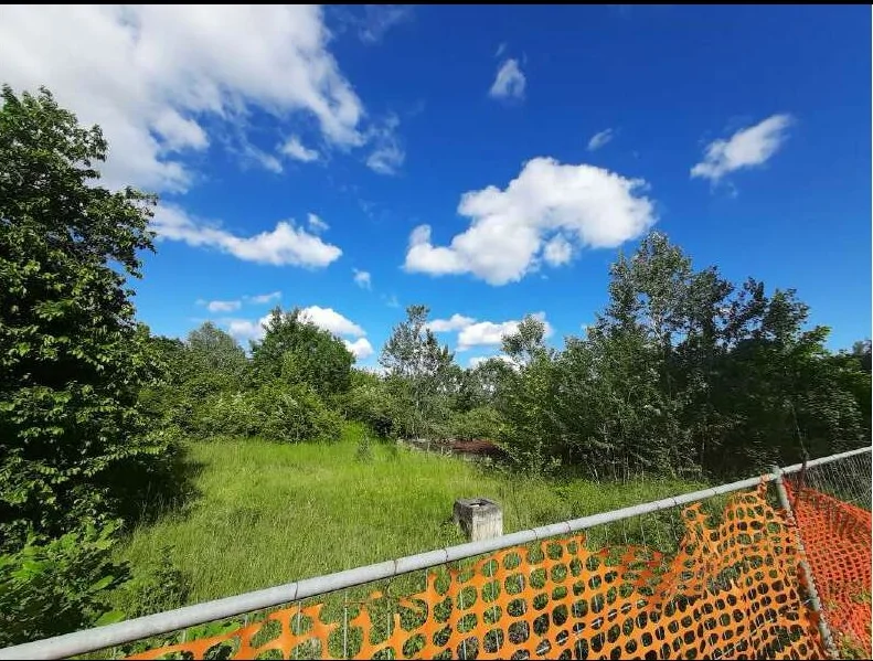 Area di servizio in esercizio e terreno con opere