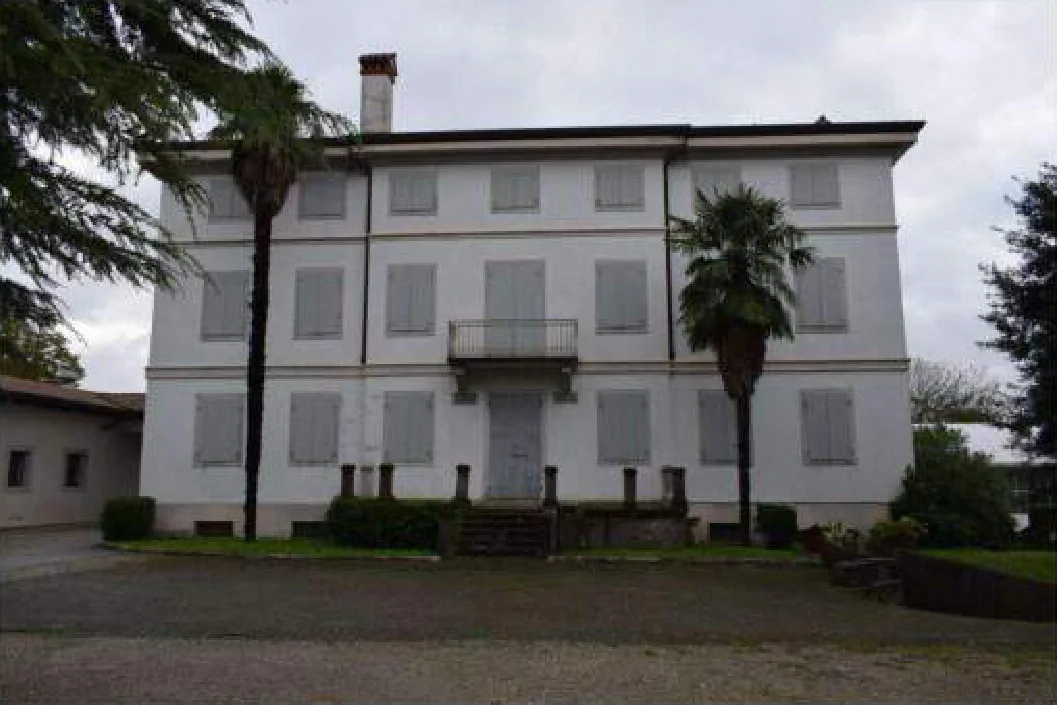 Villa padronale, fabbricato agricolo e terreno a Farra d'Isonzo