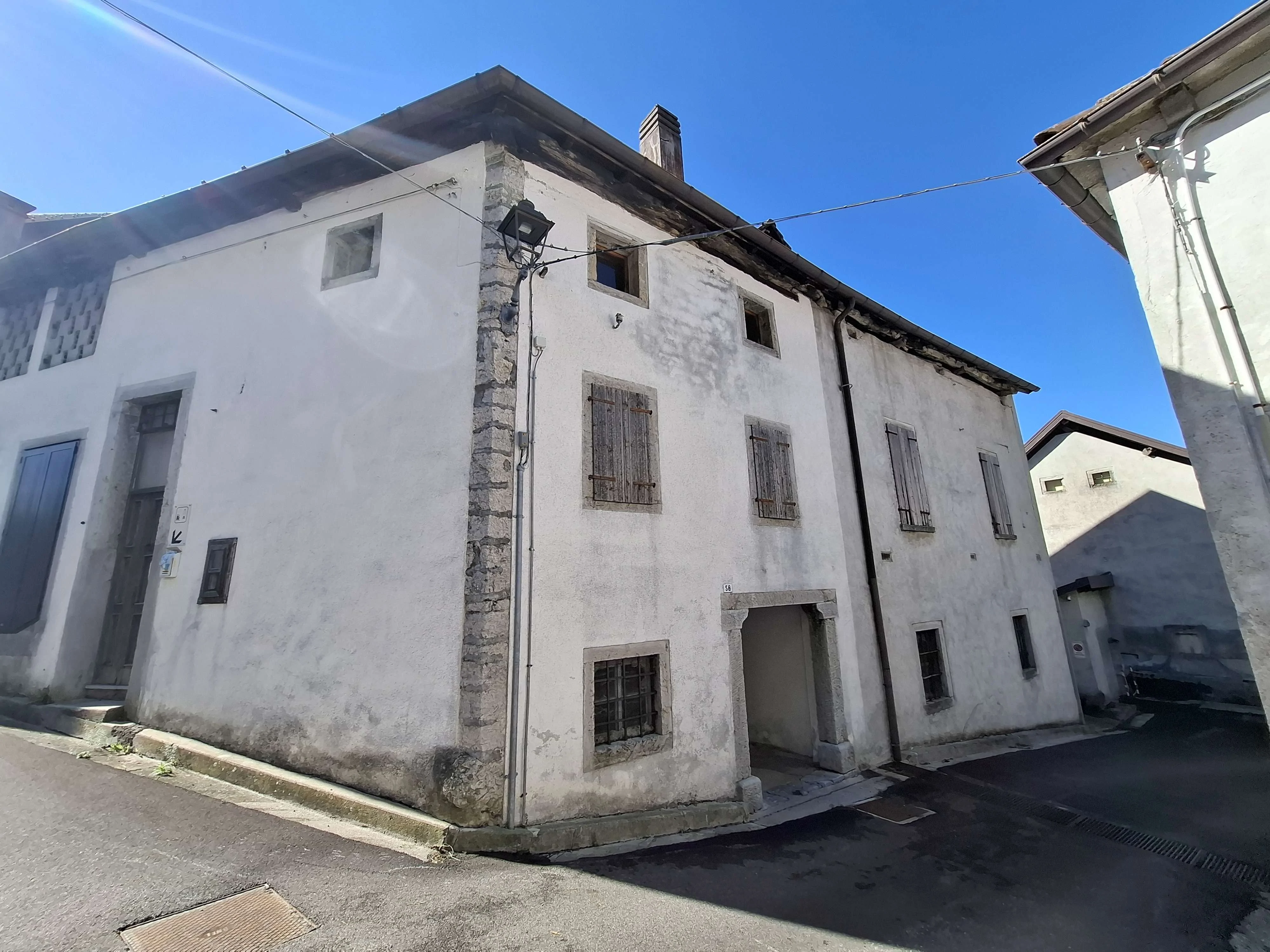 Ex latteria con sala lavorazione e terreno edificabile a Lauco - 001