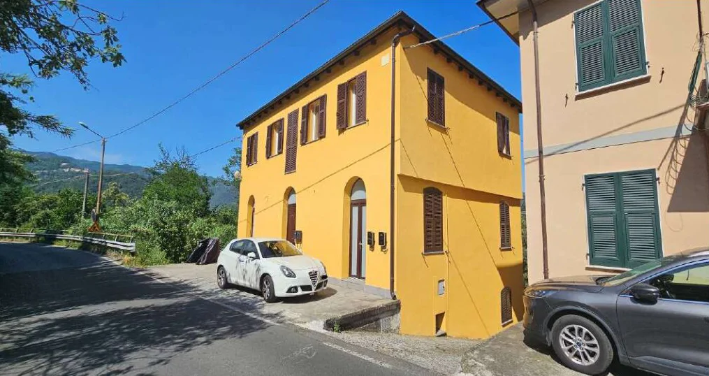 Villa bifamiliare su tre piani a Follo