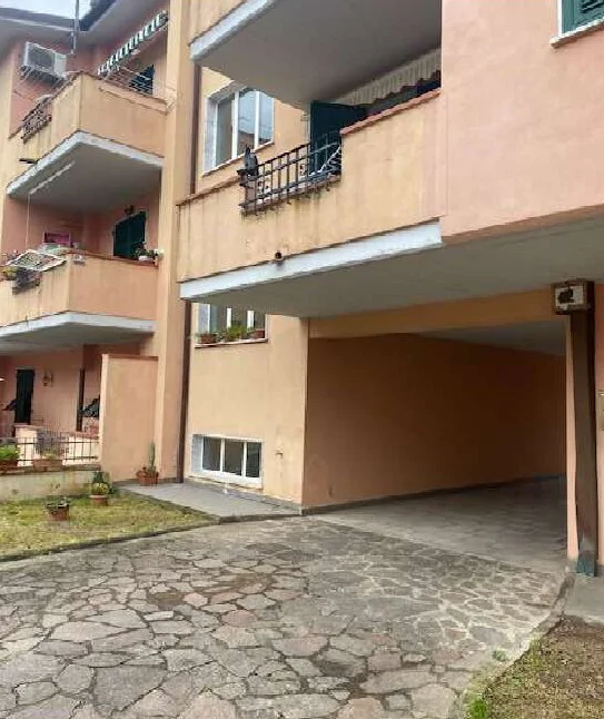 Box doppio a Sarzana, via Paternò 18/B