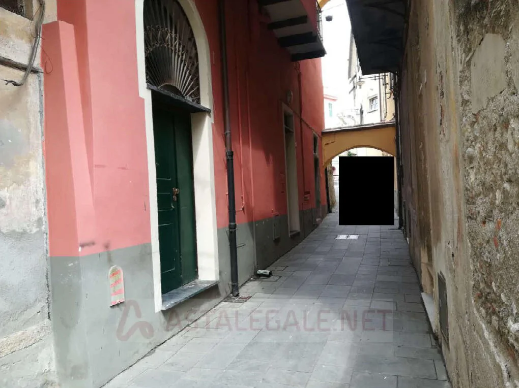 Magazzino al piano terra in Via Pollupice 37, Finale Ligure