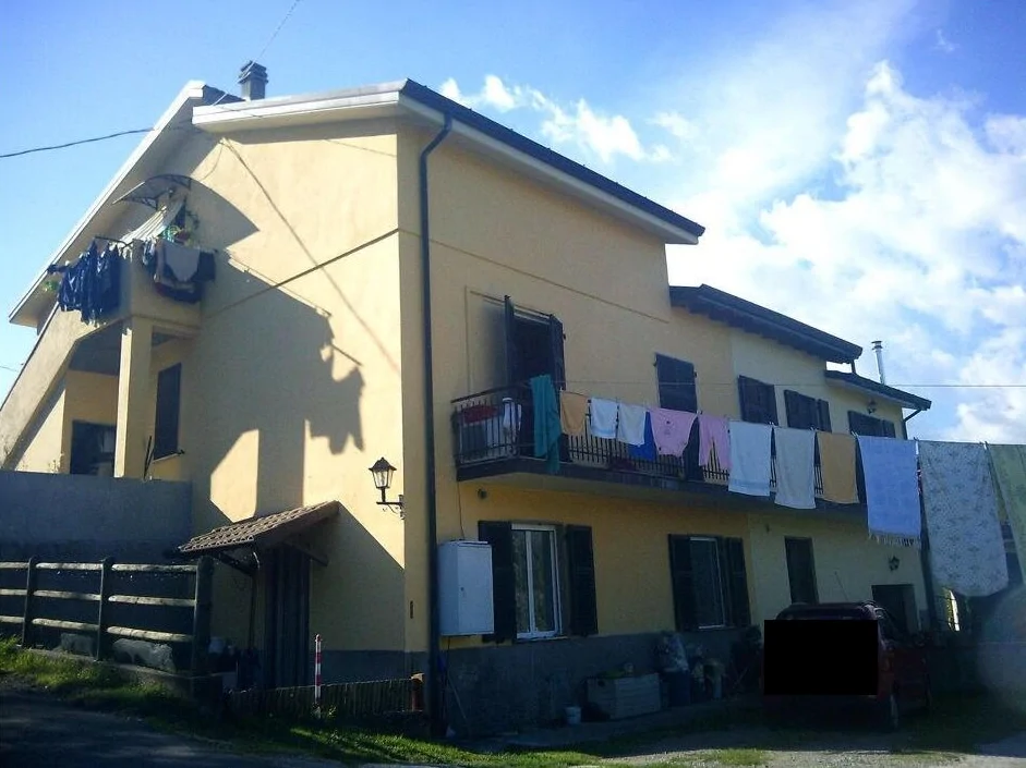 Porzione semi indipendente con due abitazioni, corte, terreni e deposito