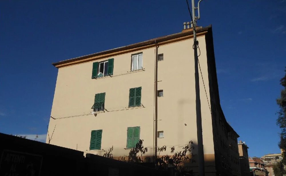 Appartamento seminterrato con cantine, balcone e giardino a Genova Borgoratti
