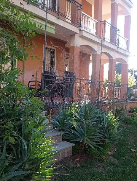 Appartamento ristrutturato al piano terra con terrazzo in Andora