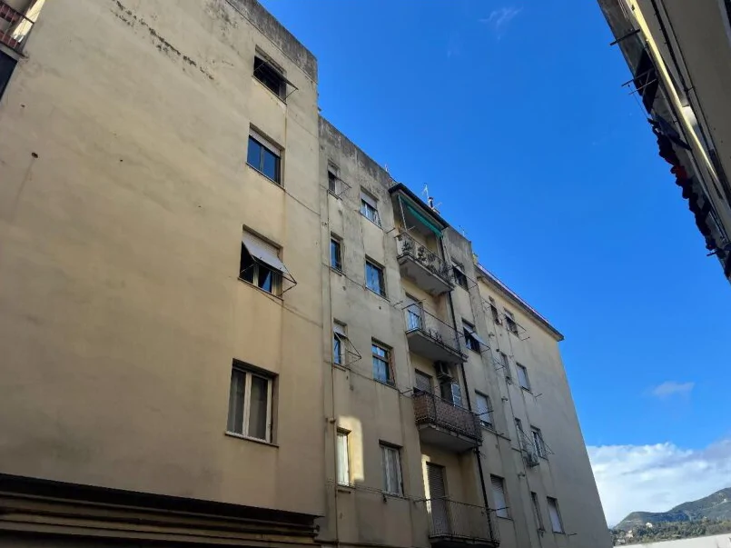 Magazzino con posto auto in Via del Campasso