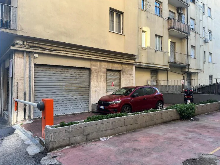 Magazzino con posto auto in Via del Campasso