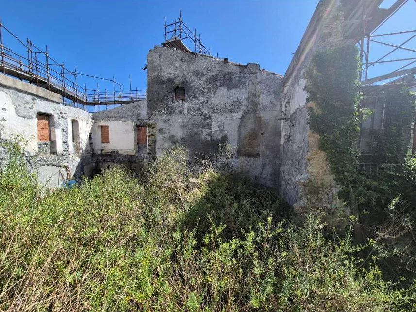 Rudere in corso di ricostruzione con terreno vincolato a standard