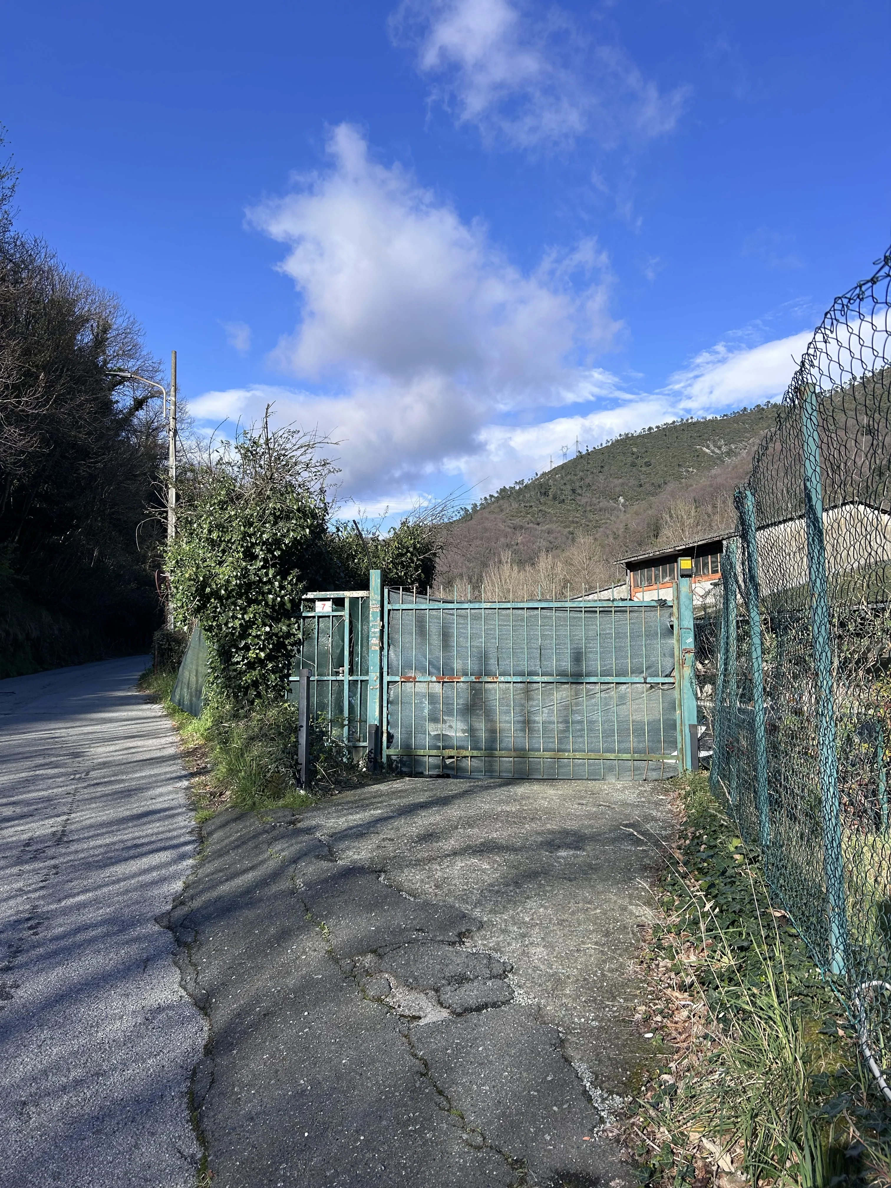 Fabbricato industriale con magazzini, depositi e aree a parcheggio