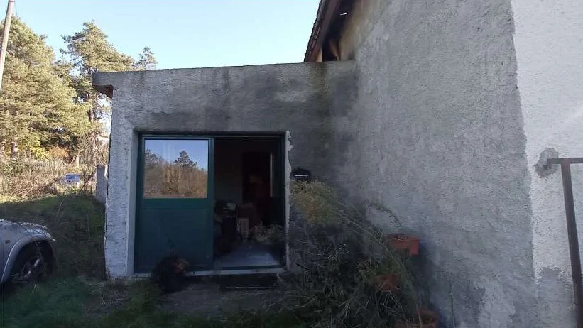 Rustico a Giusvalla, Località Pianfrecioso 5, con deposito e corte