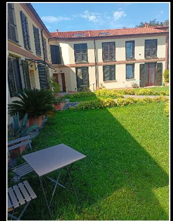 Porzione di casa con box a Varano Borghi